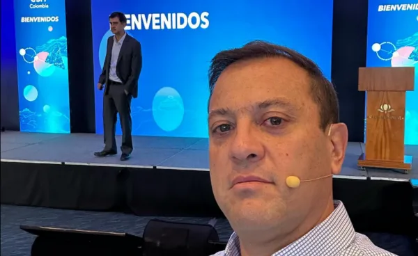 Samir Estefan, foto principal de conferencista sobre Inteligencia Artificial
