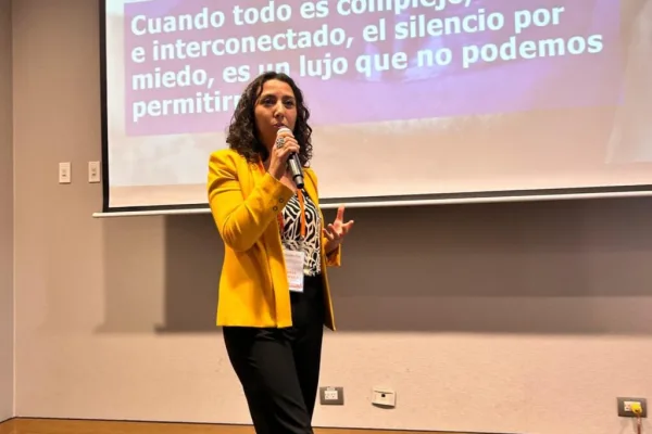 Paola Canessa, conferencista para eventos corporativos sobre Seguridad Psicológica