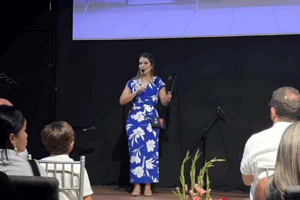 Emily Clavel, conferencista para eventos corporativos sobre Resiliencia Frente a la Adversidad