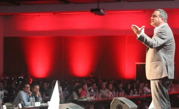 Nicolás Reyes, conferencista para eventos corporativos sobre Liderazgo Transformacional