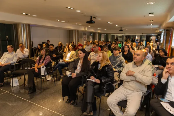 Audiencia participando en conferencia corporativa de Marcelo Machuca.