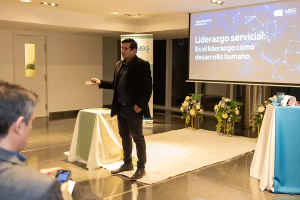 Marcelo Machuca en conferencia sobre liderazgo servicial frente a audiencia corporativa.