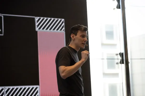 Rodrigo Ponce de León durante una charla en evento corporativo.