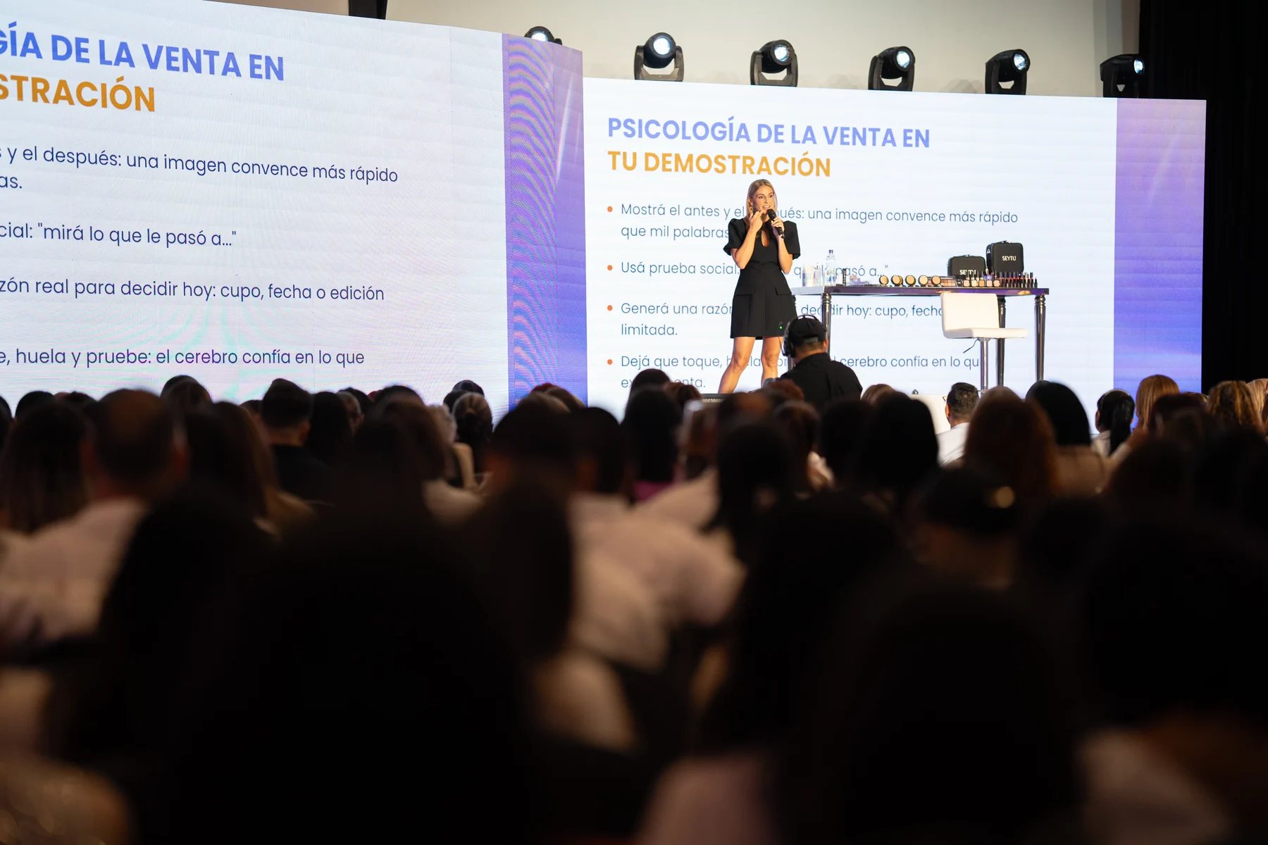 Rebeca Barzuna compartiendo principios de psicología de la venta en escenario